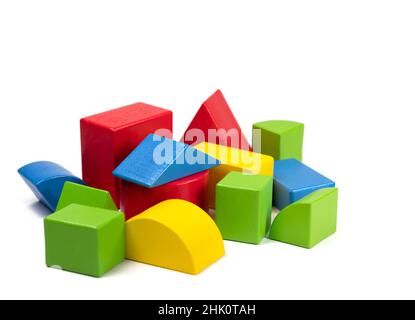 Holzbausteine in verschiedenen Formen und Farben vor weißem Hintergrund Stockfoto