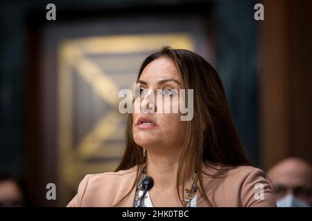 Washington, Vereinigte Staaten. 01st. Februar 2022. Sunshine Suzanne Sykes erscheint am Dienstag, den 1. Februar 2022, vor einem Senatsausschuss für die Gerichtsverhandlung wegen ihrer Ernennung zur Bezirksrichterin der Vereinigten Staaten für den Zentralbezirk von Kalifornien im Dirksen Senatsbüro in Washington, DC. Kredit: Rod Lampey/CNP/dpa/Alamy Live Nachrichten Stockfoto