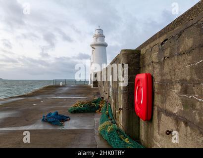 MACDUFF, ABERDEENSHIRE, SCHOTTLAND - 31. JANUAR 2022: Blick auf das Meer vom Eingang zum Hafen von Macduff, Aberdeenshire, Scotla Stockfoto