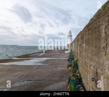 MACDUFF, ABERDEENSHIRE, SCHOTTLAND - 31. JANUAR 2022: Blick auf das Meer vom Eingang zum Hafen von Macduff, Aberdeenshire, Scotla Stockfoto