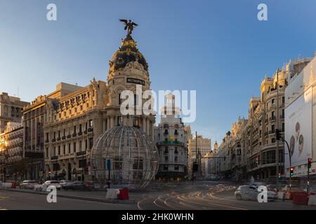 Das berühmte und wunderschön dekorierte Metropolis-Gebäude an der Kreuzung von Gran Via und Calle de Alcala im Zentrum von Madrid, neben dem Rolex Stockfoto