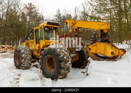 Ein gelber Holzkidder parkte im Schnee Stockfoto