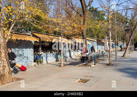 Madrid Open-Air-Buchmarkt in der Calle de Claudio Moyano gibt es den einzigartigen Open-Air-Markt seit Jahrzehnten und ist nach einem Politiker benannt Stockfoto