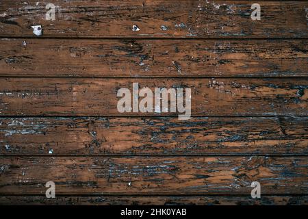 Alte braun bemalte rustikale Holzwand Hintergrund, leere Planke mit alten oxidierten Klammern und Daumennacks, grunge Textur Stockfoto