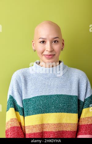 Porträt einer positiv lächelnden kahlen Frau in legerer Kleidung, die in der Kamera posiert. Attraktive Dame mit Allopezie oder Krebs genießen Sie das Leben, mit guten moo Stockfoto