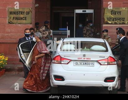 Neu-Delhi, Indien. 01st. Februar 2022. NEU-DELHI, INDIEN - 1. FEBRUAR: Die Finanzminister der Union, Nirmala Sitharaman, und andere Mitglieder des Finanzministeriums, trafen am 23 1. Februar 2022 in Neu-Delhi, Indien, am Nordblock des Zentralsekretariats ein. Nirmala Sitharaman, der am Dienstag den EU-Haushalt 2022 im Parlament vorstellte, sagte, dass er die Grundlage für das Wirtschaftswachstum durch öffentliche Investitionen schaffen werde, da Asiens drittgrößte Volkswirtschaft aus einem pandemischen Einbruch hervorgeht. (Foto von Salman Ali/Hindustan Times/Sipa USA ) Quelle: SIPA USA/Alamy Live News Stockfoto