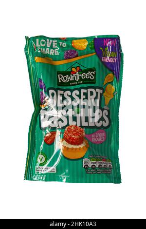 Paket von Rowntrees Dessert Pastilles isoliert auf weißem Hintergrund - neu Vegan freundlich - Dessert aromatisierte Obst Pastillen Stockfoto