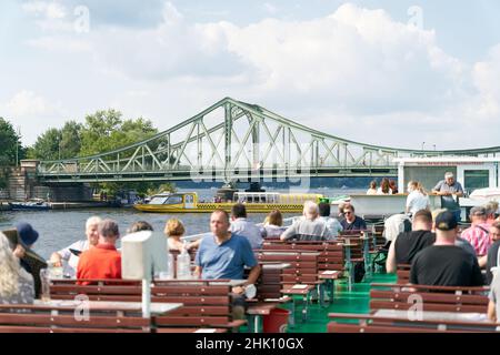 Ausflugsboot auf der Havel an der Glienicker Brücke zwischen Berlin und Potsdam. Die Brücke wurde während des Kalten Krieges für den Austausch von Agenten genutzt Stockfoto