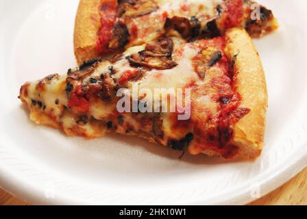 Käse- und Pilzpie-Scheiben Stockfoto