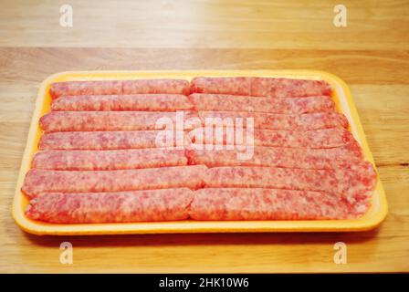 Pakete Rohwurst auf einem hölzernen Hintergrund Stockfoto