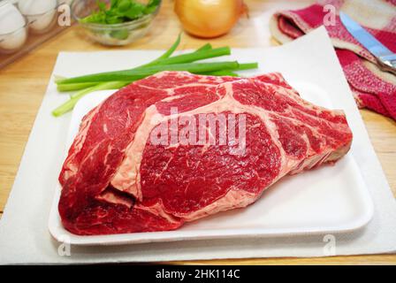 Zwei Roh Prime Rib Steaks bereit für die Vorbereitung Stockfoto