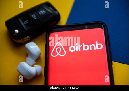 Polen. 1st. Februar 2022. In dieser Abbildung wird ein Airbnb-Logo auf einem Smartphone angezeigt. (Bild: © Mateusz Slodkowski/SOPA Images via ZUMA Press Wire) Stockfoto