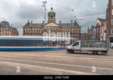 Verkehr auf Raadhuisstraat in Amsterdam, Niederlande. Stockfoto