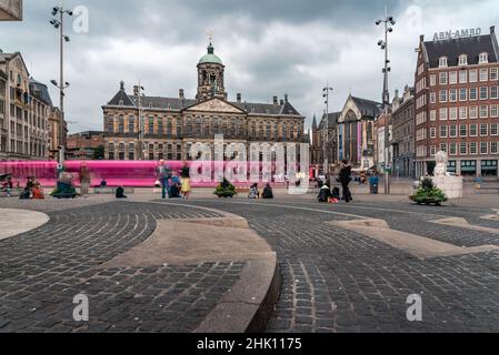 Verkehr auf Raadhuisstraat in Amsterdam, Niederlande. Stockfoto