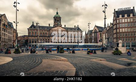 Verkehr auf Raadhuisstraat in Amsterdam, Niederlande. Stockfoto