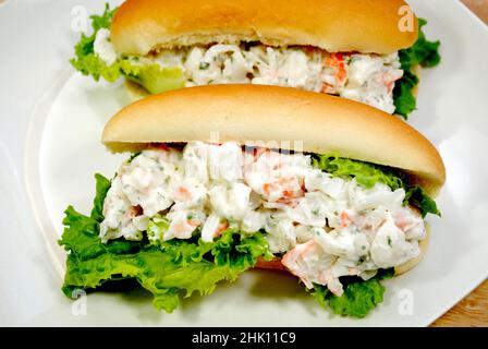 Zwei Meeresfrüchte-Salatsandwiches auf einem weißen Teller Stockfoto