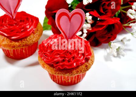 Valentinstag-Cupcakes mit roter Glasur gefrostet Stockfoto