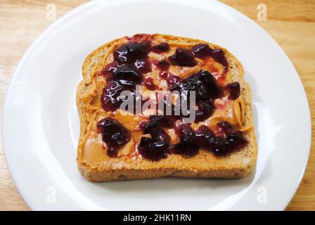 Vorbereitung einer Erdnussbutter und Marmelade-Sandwich Stockfoto