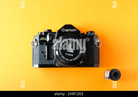 Lublin, Polen. Februar 01 2022. Klassische Canon A1 Kamera - offizielle Kamera der Olympischen Winterspiele 1980 in Lake Pacid Stockfoto