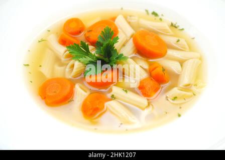 Vegane Penne-Gemüsesuppe in einer weißen Schüssel Stockfoto