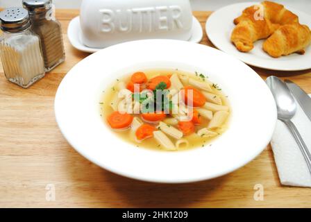 Vegane Penne-Gemüsesuppe in einer weißen Schüssel Stockfoto