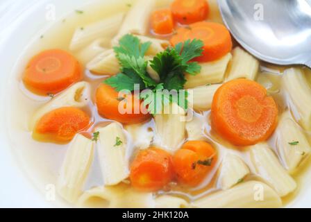 Vegane Penne-Gemüsesuppe in einer weißen Schüssel Stockfoto