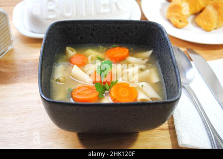 Vegane Penne-Gemüsesuppe in einer quadratischen Schüssel Stockfoto