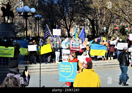 NEW YORK, NY - 22. JANUAR: Menschen, die am 22. Januar 2022 in New York City an einem Stand mit der Ukraine-Kundgebung auf dem Union Square teilnahmen. Mitglieder der russischsprachigen Diaspora und ukrainische Aktivisten demonstrierten unter Androhung einer russischen Invasion in die Ukraine. Kredit: Mark Apollo / Alamy Stockfoto Stockfoto