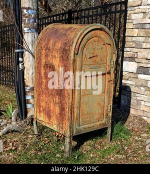 Eine alte verrostete, verwitterte Mailbox. Dies wird auch als dropbox bezeichnet, damit die Postbetreiber die zu liefernden Post abholen können. Stockfoto