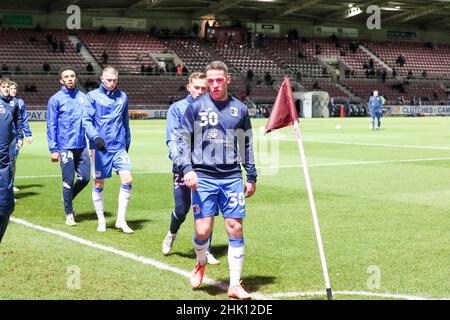 NORTHAMPTON, GROSSBRITANNIEN. FEB 1st Barrows Spieler wärmen sich am Dienstag, den 1st. Februar 2022, vor dem Sky Bet League 2-Spiel zwischen Northampton Town und Barrow im PTS Academy Stadium, Northampton, auf. (Kredit: John Cripps | MI Nachrichten) Kredit: MI Nachrichten & Sport /Alamy Live Nachrichten Stockfoto