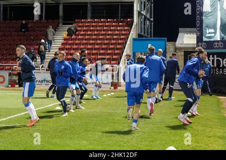 NORTHAMPTON, GROSSBRITANNIEN. FEB 1st Barrows Spieler wärmen sich am Dienstag, den 1st. Februar 2022, vor dem Sky Bet League 2-Spiel zwischen Northampton Town und Barrow im PTS Academy Stadium, Northampton, auf. (Kredit: John Cripps | MI Nachrichten) Kredit: MI Nachrichten & Sport /Alamy Live Nachrichten Stockfoto