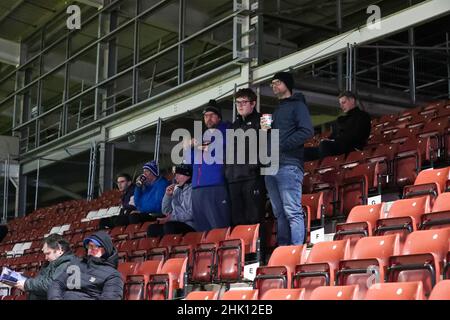 NORTHAMPTON, GROSSBRITANNIEN. FEB 1st Barrows Fans vor dem Spiel der Sky Bet League 2 zwischen Northampton Town und Barrow im PTS Academy Stadium, Northampton am Dienstag, den 1st. Februar 2022. (Kredit: John Cripps | MI Nachrichten) Kredit: MI Nachrichten & Sport /Alamy Live Nachrichten Stockfoto