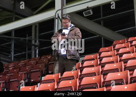 NORTHAMPTON, GROSSBRITANNIEN. FEB 1st Barrows Fans vor dem Spiel der Sky Bet League 2 zwischen Northampton Town und Barrow im PTS Academy Stadium, Northampton am Dienstag, den 1st. Februar 2022. (Kredit: John Cripps | MI Nachrichten) Kredit: MI Nachrichten & Sport /Alamy Live Nachrichten Stockfoto