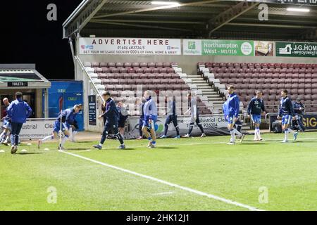 NORTHAMPTON, GROSSBRITANNIEN. FEB 1st Barrows Spieler wärmen sich am Dienstag, den 1st. Februar 2022, vor dem Sky Bet League 2-Spiel zwischen Northampton Town und Barrow im PTS Academy Stadium, Northampton, auf. (Kredit: John Cripps | MI Nachrichten) Kredit: MI Nachrichten & Sport /Alamy Live Nachrichten Stockfoto