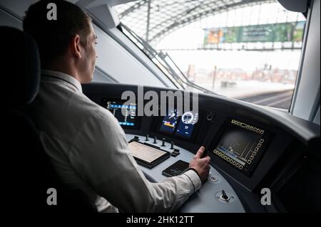 Berlin, Deutschland. 01st. Februar 2022. Ein Zugfahrer fährt einen ICE 4. Quelle: Fabian Sommer/dpa/Alamy Live News Stockfoto