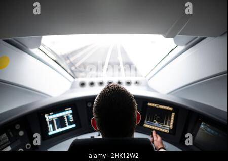 Berlin, Deutschland. 01st. Februar 2022. Ein Zugfahrer fährt einen ICE 4. Quelle: Fabian Sommer/dpa/Alamy Live News Stockfoto