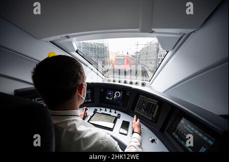 Berlin, Deutschland. 01st. Februar 2022. Ein Zugfahrer fährt einen ICE 4. Quelle: Fabian Sommer/dpa/Alamy Live News Stockfoto