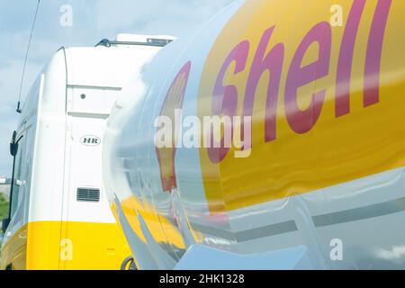 Shell-Tanker für den Transport von Kraftstoff auf der Straße, Oktober 2021, Zadar, Kroatien. Stockfoto
