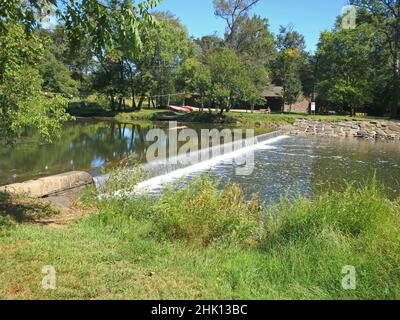 Tyler State Park in Bucks County, Pennsylvania.Neshaminy Creek schlängelt sich durch den Park. Bootshaus, Staudamm und Wasserfälle. Stockfoto