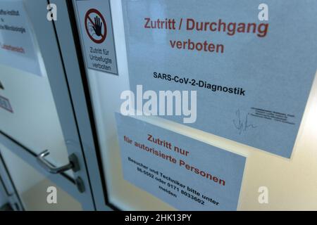 Greifswald, Deutschland. 01st. Februar 2022. Der gesicherte Eingangsbereich zu den PCR-Laboren des Universitätsklinikums. In den letzten zwei Jahren wurden in den Laboren des Friedrich-Löffler-Instituts für Medizinische Mikrobiologie über 170.000 Proben auf Coronavirus getestet. Die Tupfer stammen aus dem Universitätskrankenhaus selbst, aus dem Wolgast Krankenhaus und aus öffentlichen Testzentren. Täglich werden zwischen 350 und 700 neue PCR-Tests durchgeführt. Quelle: Jens Büttner/dpa-Zentralbild/ZB/dpa/Alamy Live News Stockfoto