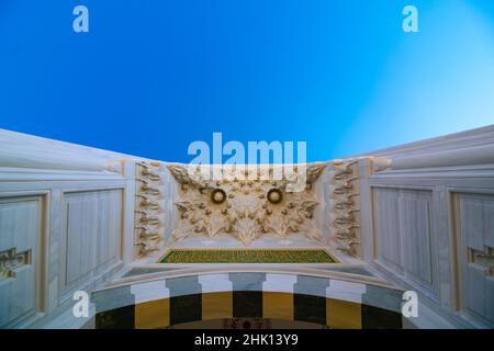 Camlica Moschee. Dekorationen des Tores der Camlica Moschee in Istanbul. Islamische Architektur. Stockfoto