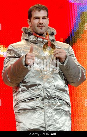 Turin Italien 2006-02-12: Olympische Winterspiele 2006 in Turin, Siegerehrung des Rennrodeln-Wettbewerbs, Armin Zöggeler , Italien, Goldmedaille Stockfoto