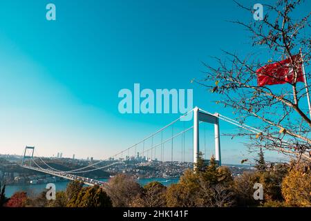Türkei Hintergrund. Fatih Sultan Mehmet Brücke und türkische Flagge von Otagtepe. Istanbul Hintergrundbild. Stockfoto
