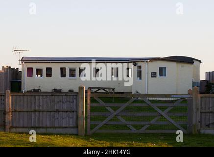 Ein Eisenbahnwagen, der in ein freistehendes Haus in Großbritannien umgewandelt wurde. Stockfoto