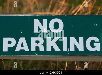 Nahaufnahme eines No Parking-Schildes im Freien. Stockfoto