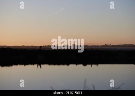 Blick auf das Naturschutzgebiet Pagham Harbour bei Sonnenuntergang im Winter. Stockfoto
