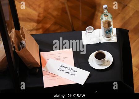 Hamburg, Deutschland. 19th Januar 2022. Ein Namensschild für Sami Musa, ein fraktionsfremdes Mitglied des Hamburger Parlaments der FDP, liegt vor einer Sitzung des Parlaments auf seinem Sitz im Großen Festspielsaal im Rathaus. Quelle: Christian Charisius/dpa/Alamy Live News Stockfoto