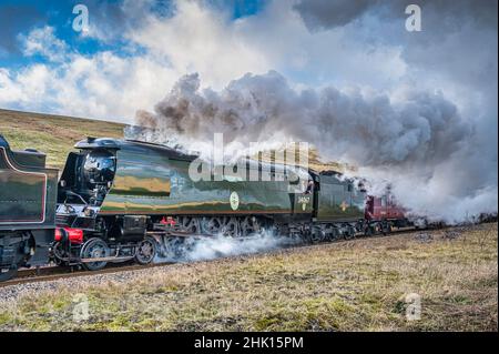 Das Bild zeigt die Schlacht der Southern Railways der britischen Klasse 4-6-2 #34067 Tangmere nähert sich dem AIS Gill-Gipfel auf der Linie Settle to Carlisle Stockfoto