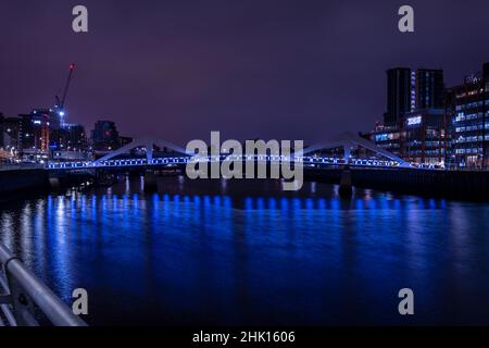 Tradeston Footbridge Bridge auch bekannt als die quiggly Brücke über den Fluss Clyde in Glasgow bei Nacht Stockfoto