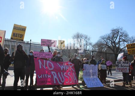 Washington, D.C. – JANUAR 27: Rund 100 Menschen nahmen heute an einer Kundgebung vor dem Weißen Haus in Washington D.C. Teil.heute appellierten sie an Biden und die USA, Nein zum Krieg mit Russland und den Händen der Ukraine zu sagen Mitglieder der russischsprachigen Diaspora und ukrainische Aktivisten demonstrierten unter Androhung einer russischen Invasion von Die Ukraine. Kredit: Mark Apollo / Alamy Stockfoto Stockfoto